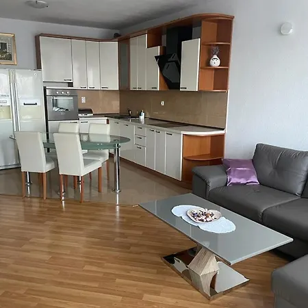 Lucy Apartment *